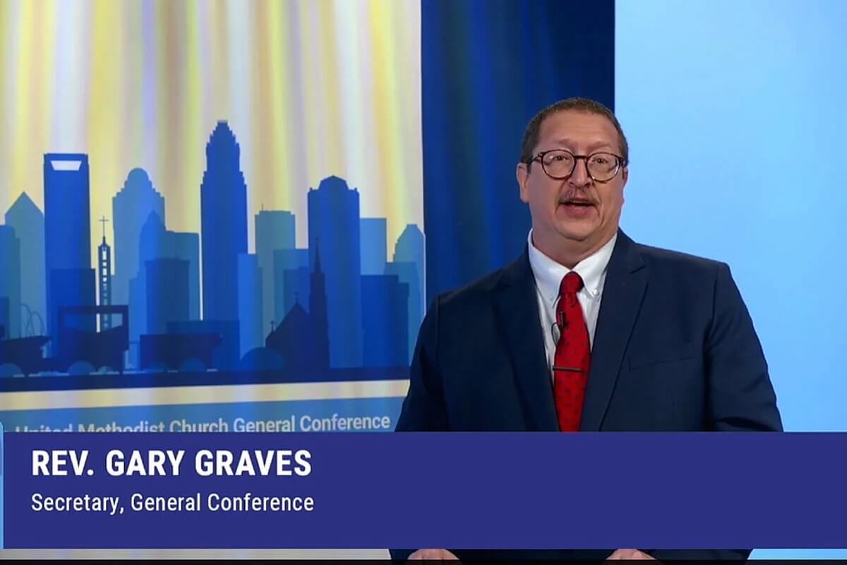 연합감리교 공보부(UMCOM)와 총회위원회가 공동 주최한 2월 29일~3월 1일 온라인 총회의 오리엔테이션에서 총회위원회 총무인 개리 그레이브스 목사가 총회 대의원들에게 4월 23일부터 5월 3일까지 열린 총회 전반에 대한 설명을 하고 있다. 사진은 총회 오리엔테이션 화면을 연합감리교뉴스가 갈무리한 것이다. 