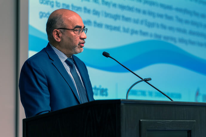 Roland Fernandes, principal executivo da Junta Geral dos Ministérios Globais da Metodista Unida e da Comissão Metodista Unida de Ajuda, apresenta o seu relatório da primavera de 2024 aos membros do conselho e ao pessoal da Emory University, em Atlanta, no dia 7 de Março. A partir de 01 de Julho, a Junta do Educação Superior e Ministério da Metodista Unida também estarão sob a tutela de Fernandes após a reforma do Rev. Greg Bergquist, executivo superior da JGESM. Foto de Susan Clark, Ministérios Globais.