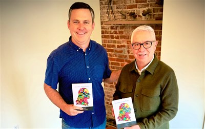 Will Faircloth, director de la Fundacion Herencia de Wesley y el Instituto de Estudios Wesleyanos,  presentó la última edición de los sermones de Juan Wesley al Rev. Daniel Medina (derecha), director de Ministerios Hispanos/Latinos en la Conferencia Anual del Sur de Georgia. Foto Cortesía de la Conferencia Anual del Sur de Georgia.