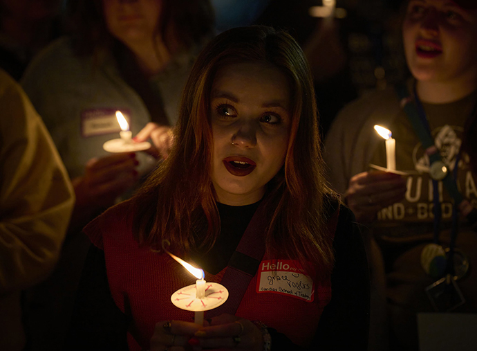 Grace Rogers, de Jacksonville (Floride), étudiante à la Candler School of Theology d'Atlanta, participe à une veillée aux chandelles pour la création à l'occasion de la Journée de la Terre, le 22 avril, à la veille de la Conférence Générale Méthodiste Unie de 2024 à Charlotte (Caroline du Nord). Photo par Paul Jeffrey, UM News