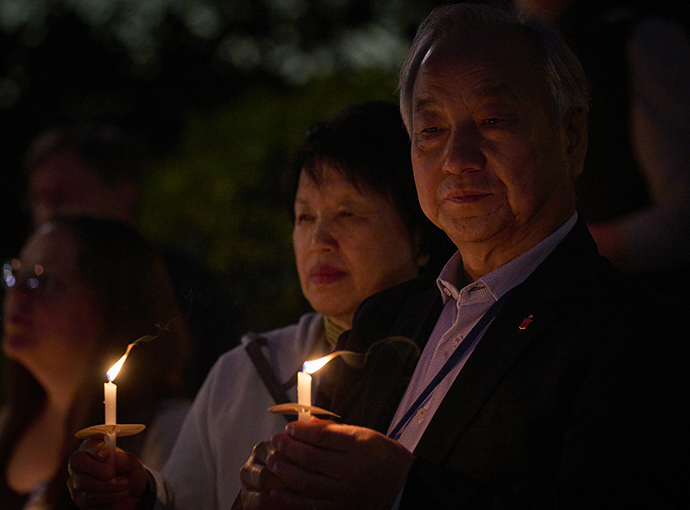 L'évêque Hee-Soo Jung de la Conférence Annuelle du Wisconsin, qui est également Président du Conseil d'Administration du Conseil Méthodiste Uni des Ministères Mondiaux (United Methodist Board of Global Ministries), tient une bougie lors de la Veillée pour la Création, le 22 avril, afin d'appeler la dénomination à une plus grande gestion de la création. Son épouse, la Révérende Im Hyon Jung, se tient à ses côtés. Elle est ancienne de la Conférence du Wisconsin et directrice des Relations Internationales, de l'Asie et des Programmes Mondiaux pour le Ministère de la Chambre Haute et de la Formation des Disciples. Le service a eu lieu à la First United Methodist Church de Charlotte. Photo par Paul Jeffrey, UM News.