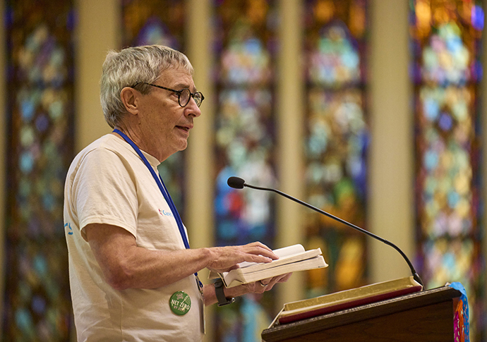 Le Révérend Pat Watkins, leader du Mouvement Méthodiste Uni pour la Justice de la Création (United Methodist Creation Justice Movement), lit les Écritures lors d'un service marquant la Journée de la Terre à la First United Methodist Church of Charlotte avant la Conférence Générale Méthodiste Unie de 2024 à Charlotte, N.C. Photo par Paul Jeffrey, UM News.
