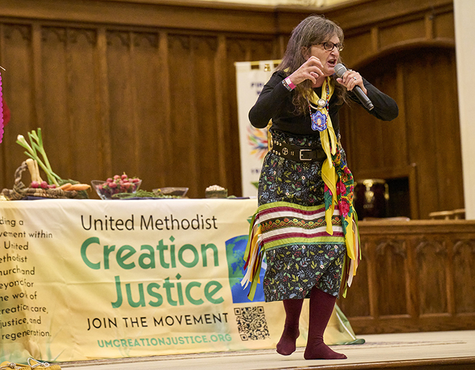 Ragghi Rain Calentine, conteur Cherokee de l'Est et président de la Conférence Internationale Méthodiste Amérindienne, participe à un service à la First United Methodist Church of Charlotte à la veille de la Conférence Générale Méthodiste Unie de 2024 à Charlotte, N.C. Photo par Paul Jeffrey, UM News.