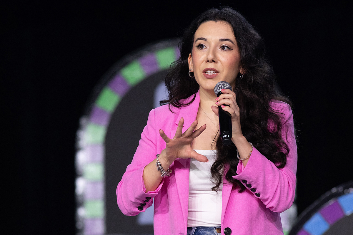 Alejandra Salemi, de la Conférence de Floride, participe au Discours des jeunes lors de la Conférence Générale Méthodiste Unie à Charlotte, en Caroline du Nord, le 24 avril. Elle a déclaré aux participants que la jeune génération ressentait le poids des traumatismes émotionnels, mentaux et spirituels liés à la séparation et à la désaffiliation. Photo par Mike DuBose, UM News.