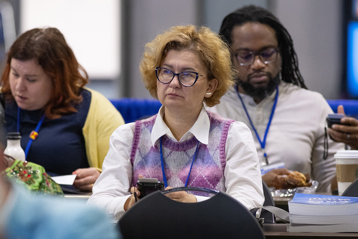 La Revda. Yulia Starodubets en el centro, vota por una legislación durante la Conferencia General Metodista Unida reunida en Charlotte, Carolina del Norte. Starodubets es delegada de la Conferencia Ucrania-Moldavia. Foto de Mike DuBose, Noticias MU.