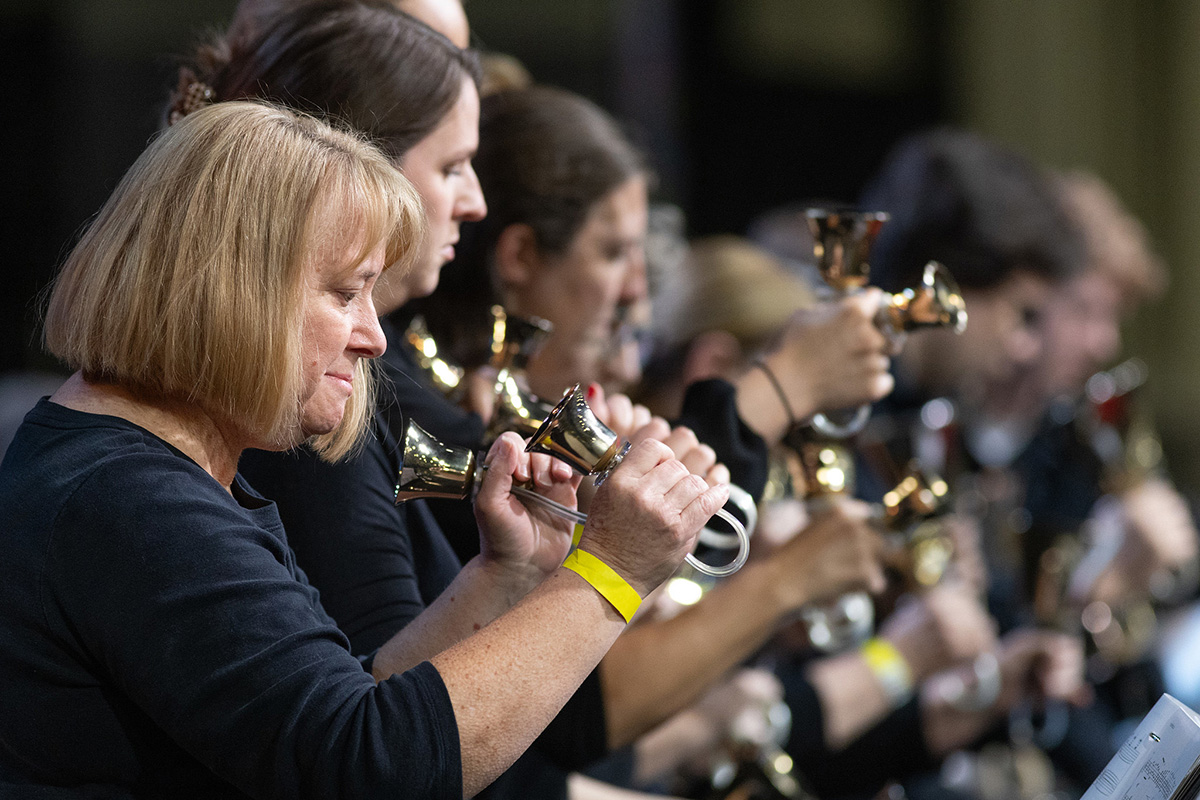 Les membres du Charlotte Bronze Handbell Ensemble jouent pendant le culte du matin lors de la Conférence Générale Méthodiste Unie de 2024 à Charlotte, N.C. Photo par Mike DuBose, UM News.