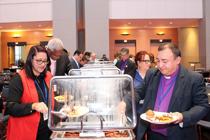 Compartiendo el desayuno a la izquierda: Revda. Sairy Marte y el Obispo Miguel Ángel Cancú de la Iglesia Evangélica Dominicana; Obispo Héctor Burgos Núñez de la Conferencia Anual del Área Norte de Nueva York. Al fondo a la derecha el Obispo Ciriaco Francisco Vicepresidente de la Mesa Cinexional;   Rvda. Dra Lydia Muñoz Directora del Plan Nacional para el Ministerio Hispano-Latino; y al frente, el Obispo Juan De Dios Peña de la Iglesia Evangélica Metodista en El Salvador. Foto Rev. Gustavo Vasquez, Noticias MU.