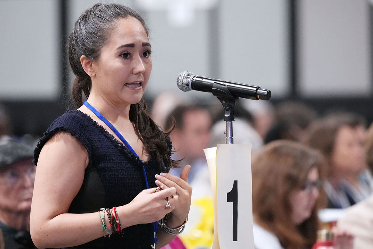 Jessica Vittorio, membro da direção da Wespath e delegada da Conferência do Norte do Texas, apela à aprovação de um novo plano de reforma para o clero Metodista Unido nos EUA durante uma sessão em 1 de maio na Conferência Geral Metodista Unida em Charlotte, N.C. Foto de Larry McCormack, Notícias MU.