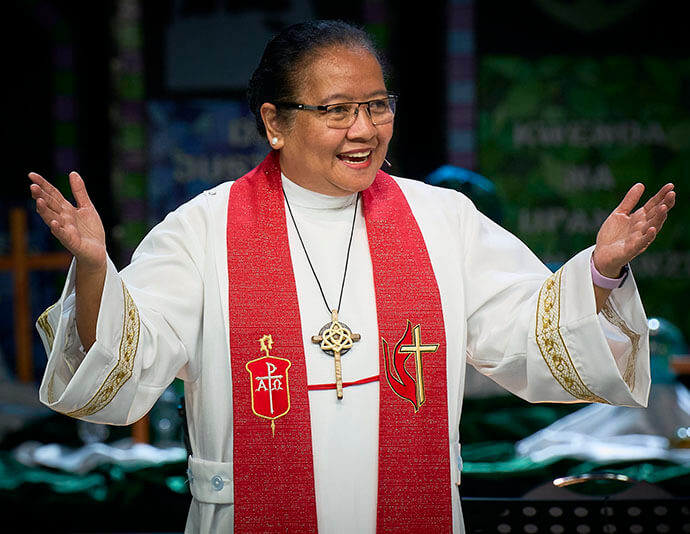 L'Évêque Ruby-Nell M. Estrella des Philippines prêche pendant le culte du matin de la Conférence Générale le 2 mai à Charlotte, N.C. Photo par Paul Jeffrey, UM News.