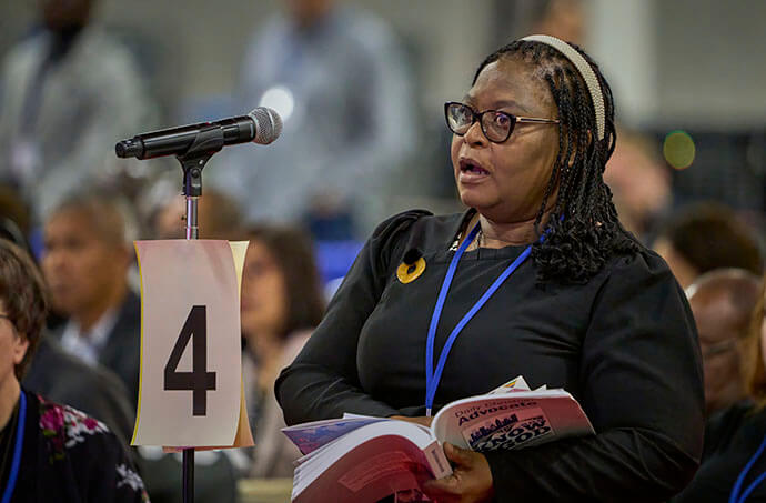 Molly Hlekani Mwayera, delegada laica de la Conferencia Este de Zimbabue, propone una enmienda a una revisión de los Principios Sociales relacionados con el matrimonio durante la sesión plenaria de la tarde del 2 de mayo de la Conferencia General Metodista Unida reunida en Charlotte, Carolina del Norte. Foto de Paul Jeffrey, Noticias MU.