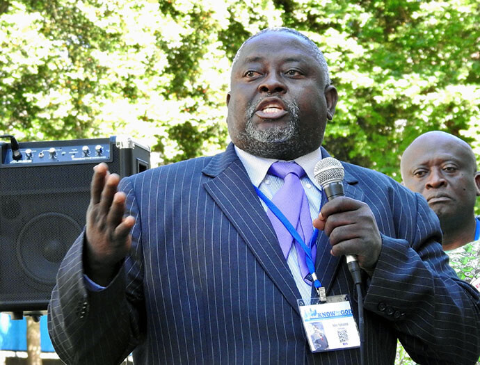 O Bispo da Área da Nigéria, John Wesley Yohanna, fala durante um protesto organizado por delegados africanos em 2 de maio, fora do Centro de Convenções de Charlotte, em Charlotte, N.C., onde a Conferência Geral se reunirá até 3 de maio. Yohanna e outros que falaram deixaram claro que se opõem fortemente à nova linguagem da igreja sobre casado. Foto de Sam Hodges, Notícias da UM.