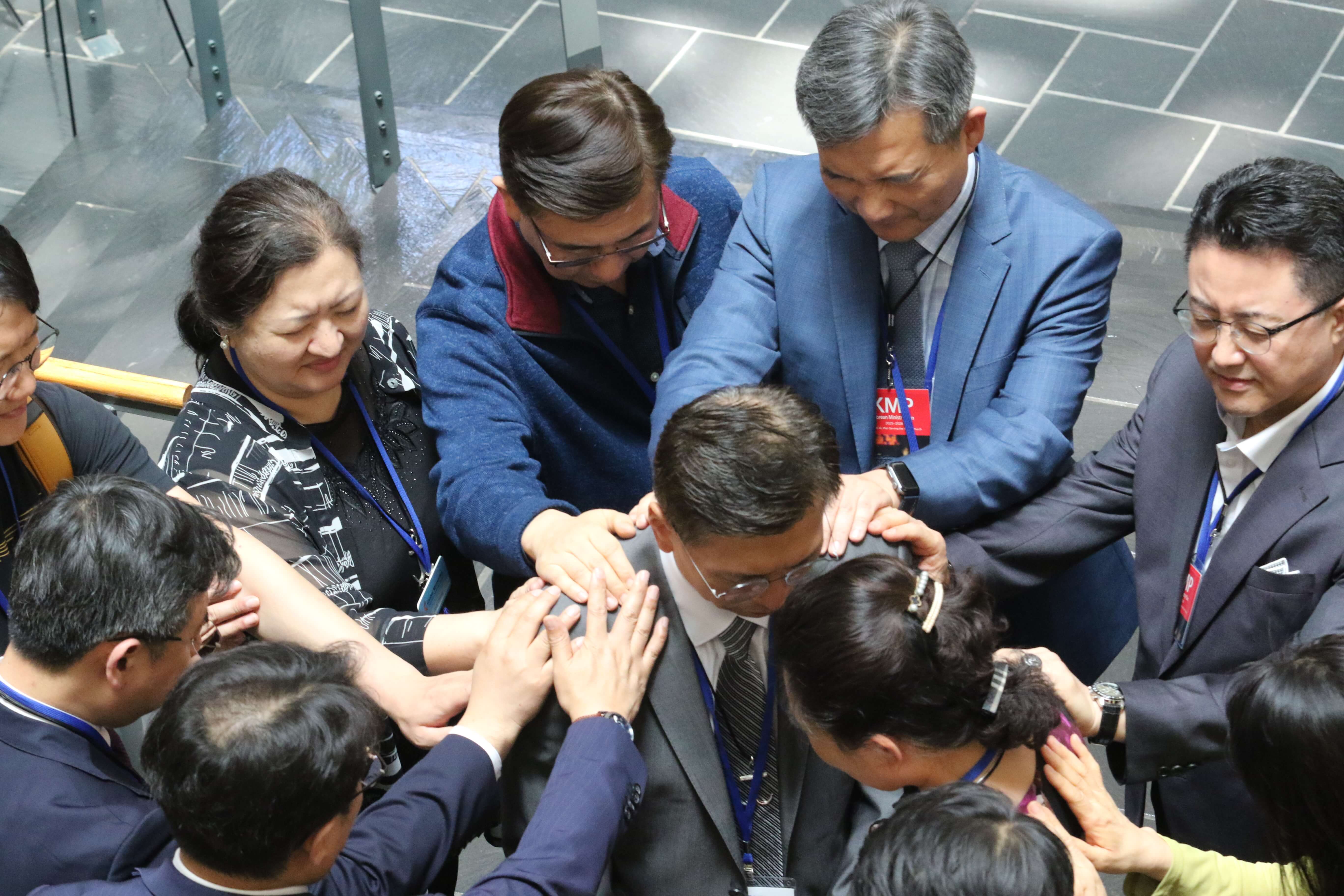 한인 교회 목회자들이 라오스로 파송받아 섬기게 될 김데이빗 목사와 이소라 선교사를 위해 기도하고 있다. 사진, 김응선 목사, 연합감리교뉴스.