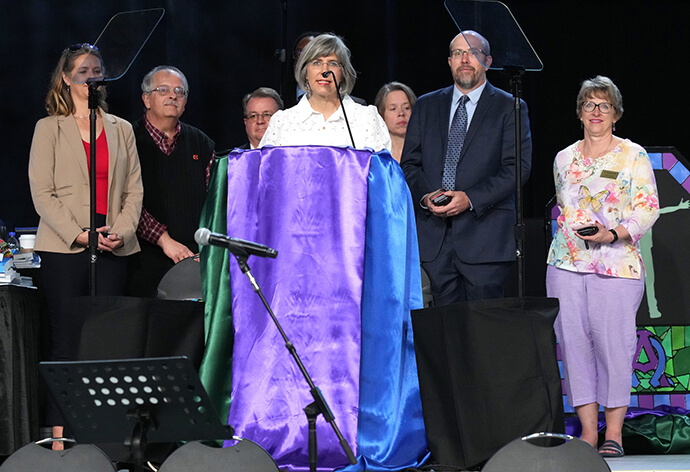 A Reva. Kim Ingram, presidente da Comissão Interjurisdicional sobre o Episcopado e delegado da Conferência da Carolina do Norte Ocidental, fala no dia 3 de maio durante a Conferência Geral Metodista Unida em Charlotte, C.N. A comissão foi encarregado de apresentar uma recomendação sobre quantos bispos os EUA deveriam ter. Foto de Larry McCormack, Notícias MU.