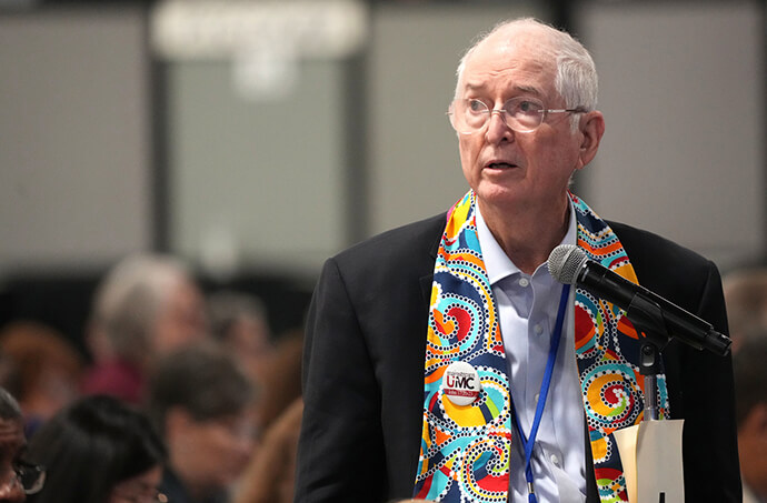 O delegado Jay Brim, da Conferência do Rio Texas, faz uma pergunta durante o debate sobre o orçamento denominacional no dia 3 de maio na Conferência Geral Metodista Unida em Charlotte, C.N. Foto de Larry McCormack, Notícias MU.