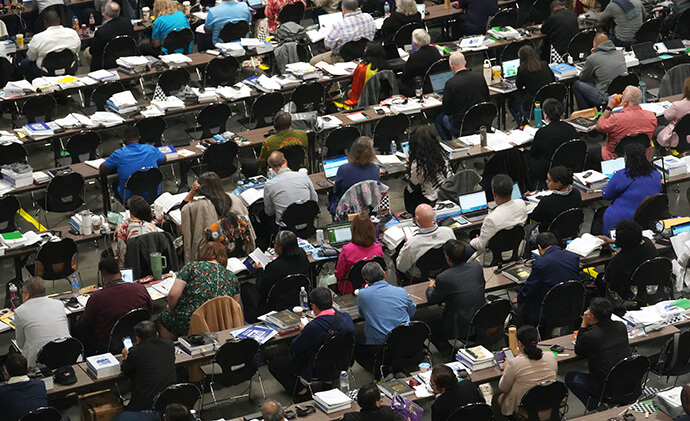 Delegados trabalham em assuntos da igreja durante o último dia da Conferência Geral Metodista Unida em Charlotte, NC. Mais de 700 delegados de quatro continentes participaram na assembleia legislativa da igreja, que aconteceu de 23 de abril a 3 de maio. Foto de Larry McCormack, Notícias MU.