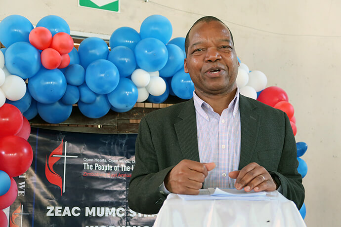 John P. Mangudya, ancien gouverneur de la banque centrale du Zimbabwe, s'adresse aux dirigeants des organisations masculines de la Conférence de l'Est du Zimbabwe et de ses sept districts. Il a déclaré que l'Eglise Méthodiste Unie Mubvuwi we est une marque qui doit être maintenue et que les membres doivent se lancer dans de nouveaux programmes viables. Photo par Eveline Chikwanah, UM News.