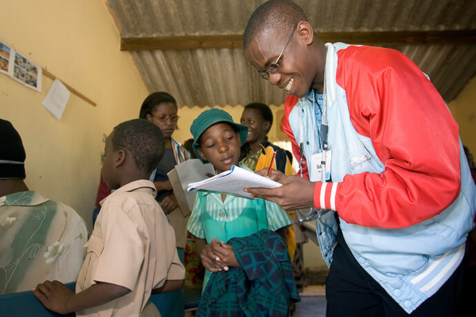 Isaac Broune conduz entrevistas para uma história sobre um programa que fornece uniformes escolares para estudantes no Centro Missionário Metodista Unido de Munyarari, perto de Marange, Zimbábue, em 2006. Broune estava participando de uma conferência de treinamento patrocinada pela Comunicações Metodista Unida e realizada na Universidade Metodista Unida de África relacionada em Mutare, Zimbabué. Foto de arquivo de Mike DuBose, Notícias MU.