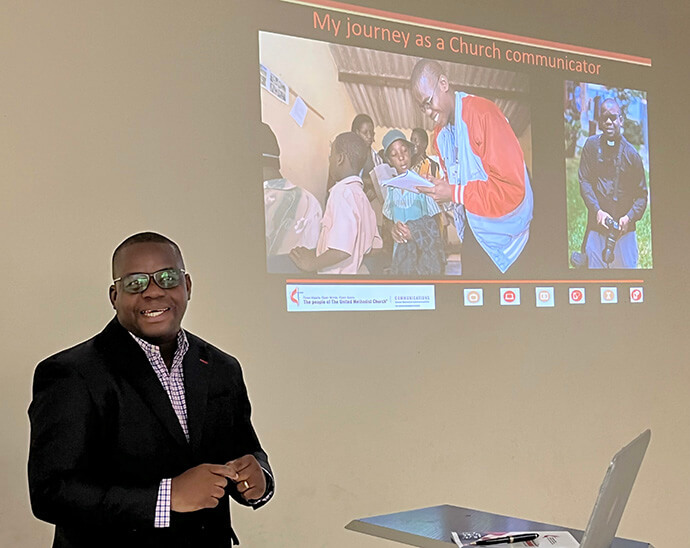 O Rev. Isaac Broune conduz um workshop de fotografia para comunicadores da igreja em Harare, Zimbabué, em 2022. Foto de arquivo de Tim Tanton, Notícias MU.