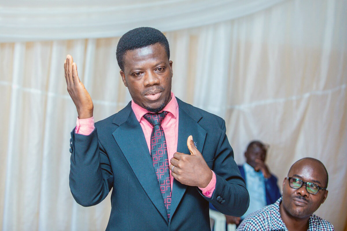 Prempeh Collins Kwasi, envoyé spécial du United Methodist Board of Global Ministries, s'exprime lors d'un cours de formation en langue des signes de cinq jours destiné au clergé et aux responsables laïcs, qui s'est tenu dans la paroisse de Rohero, dans le district de Bujumbura, au Burundi. Kwasi, qui est sourd, a aidé à coordonner la formation. Photo : Niyiragira Ladislas, UM News.