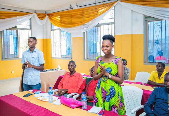 Ahishakiye Chantal, de la paroisse de Cibitoke de l'Église Méthodiste Unie, exprime ses remerciements pour le cours de langue des signes dispensé par l'Église au Burundi. Chantal est interprétée par M. Charles Ndayisenga, son collègue de la paroisse de Rohero, dans le district de Bujumbura. La session de formation de cinq jours a permis à plus de 20 participants d'acquérir des compétences de base en langue des signes. Photo par le Révérend Niyiragira Ladislas, UM News.