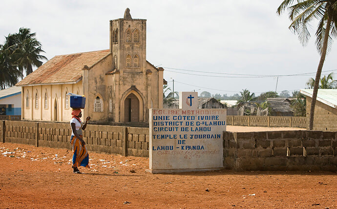 L'Église Méthodiste Unie Jourdain Temple se trouve à quelques mètres de la plage de Lahou-Plage sur cette photo de 2008. Photo de Mike DuBose, UM News.
