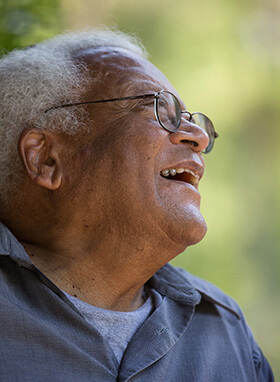 Le Révérend James M. Lawson Jr. se détend sur le porche de la ferme Haley du Children's Defense Fund à Clinton (Tennessee) en 2016. Photo de Mike DuBose, UM News.