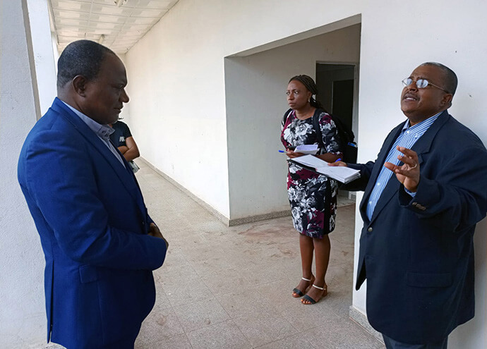 Revs. Alberto Cabamba e Leonardo Garcia dialogam num dos corredores do Centro de Saúde de Mandanji. Ao lado deles está a missionária Tatenda Mujini. Foto de João Nhanga.