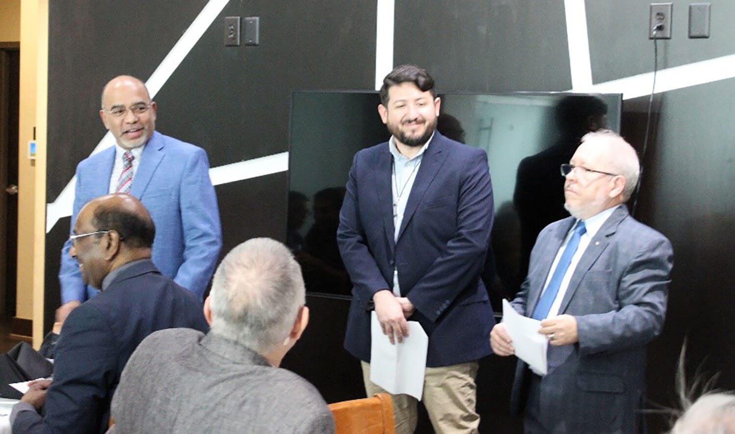 Reunión de confraternización con iglesias en América Latina y el Caribe. De izquierda a derecha: Roland Fernandes, Secretario General de Ministerios Globales y la Junta General de Educación Superior y Ministerio, Cristian Schlick y Luis Cardoso, misioneros de enlace de Ministerios Globales. Abajo. Rev. Dr. Jerry Pilay, Secretario General del Consejo Mundial de Iglesias. Foto de Horacio Mesones, Noticias MU.