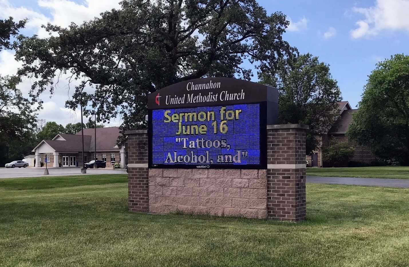 도은배 목사가 섬기는 샤나한 연합감리교회의 디지털 간판(billboard)에 6월 16일 설교 주제인 “Tattoos, Alcohol, and(문신, 술 그리고…)”라고 쓰여 있다. 사진 제공, 도은배 목사. 