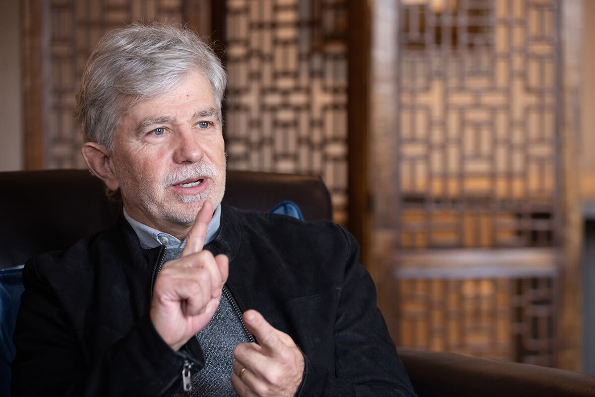 O acadêmico metodista unido Joerg Rieger lidera o Programa Wendland-Cook em Religião e Justiça na Vanderbilt Divinity School, um programa que se concentra em questões de justiça em religião, economia e ecologia. Foto de Mike DuBose, Notícias MU.