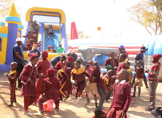 Les élèves de l'école primaire de Hanwa profitent d'une journée de jeux offerte par une équipe de Volontaires en Mission du Zimbabwe de la Conférence de Baltimore-Washington. "La connectivité et la joie qu'elle a apportée étaient au-delà de ce monde", a déclaré le chef d'équipe Charlie Moore. "Mon cœur était rempli de joie en les voyant s'amuser. Photo par Kudzai Chingwe, UM News.
