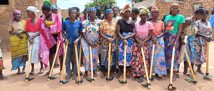 Mulheres das diversas comunidades de Kimbamba exibem os seus materias de produção agrícola. Kimbamba, Milange. Foto de João Nhanga.
