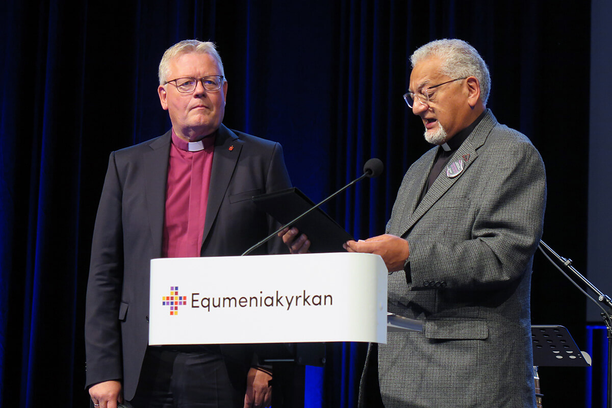Bishop Ivan Abrahams (right) talks about United Methodist Bishop Christian Alsted’s spiritual leadership in Ukraine before presenting him with the 2023 World Methodist Peace Award on Aug. 15 during the World Methodist Conference in Gothenburg, Sweden. Alsted is being honored “for courage in challenging churches, governments and organizations to assist the people of Ukraine,” Abrahams said. Photo by Heather Hahn, UM News.