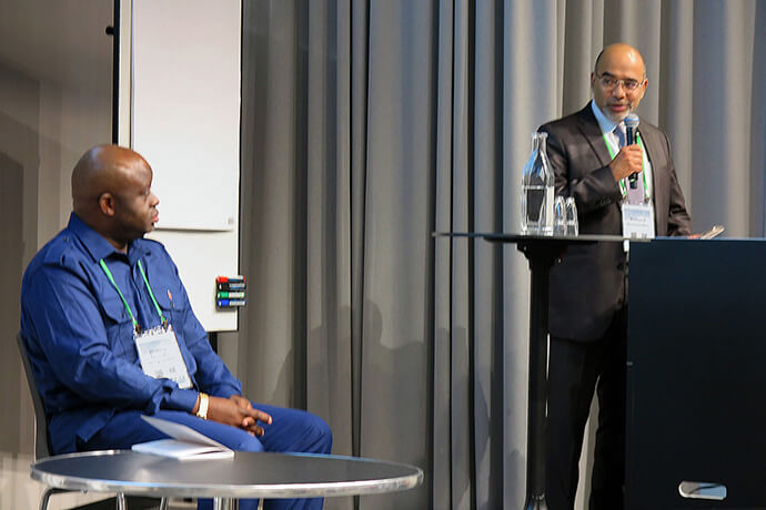 Roland Fernandes (à droite), cadre supérieur des Conseils Méthodistes Unis des Ministères Mondiaux et de l'enseignement supérieur et du ministère, s'adresse à l'évêque du Nord-Katanga, Mande Muyombo. L'évêque, qui préside également la Table Connectionnelle de l'Église Méthodiste Unie, a parlé du concept de régionalisation lors de la réunion de l'Association internationale des écoles, collèges et Universités Méthodistes. Photo par Heather Hahn, UM News.