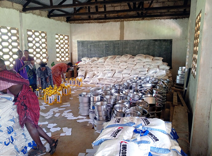 Des sacs de riz, des casseroles et de l'huile végétale sont collectés dans un entrepôt avant d'être distribués aux victimes des inondations dans le district de Masai en Tanzanie. Des inondations dévastatrices ont ravagé la région en décembre et janvier, affectant plus de 6 300 personnes dans de nombreux villages. Photo reproduite avec l'aimable autorisation du bureau de gestion des catastrophes de la Région Épiscopale du Nord Katanga.