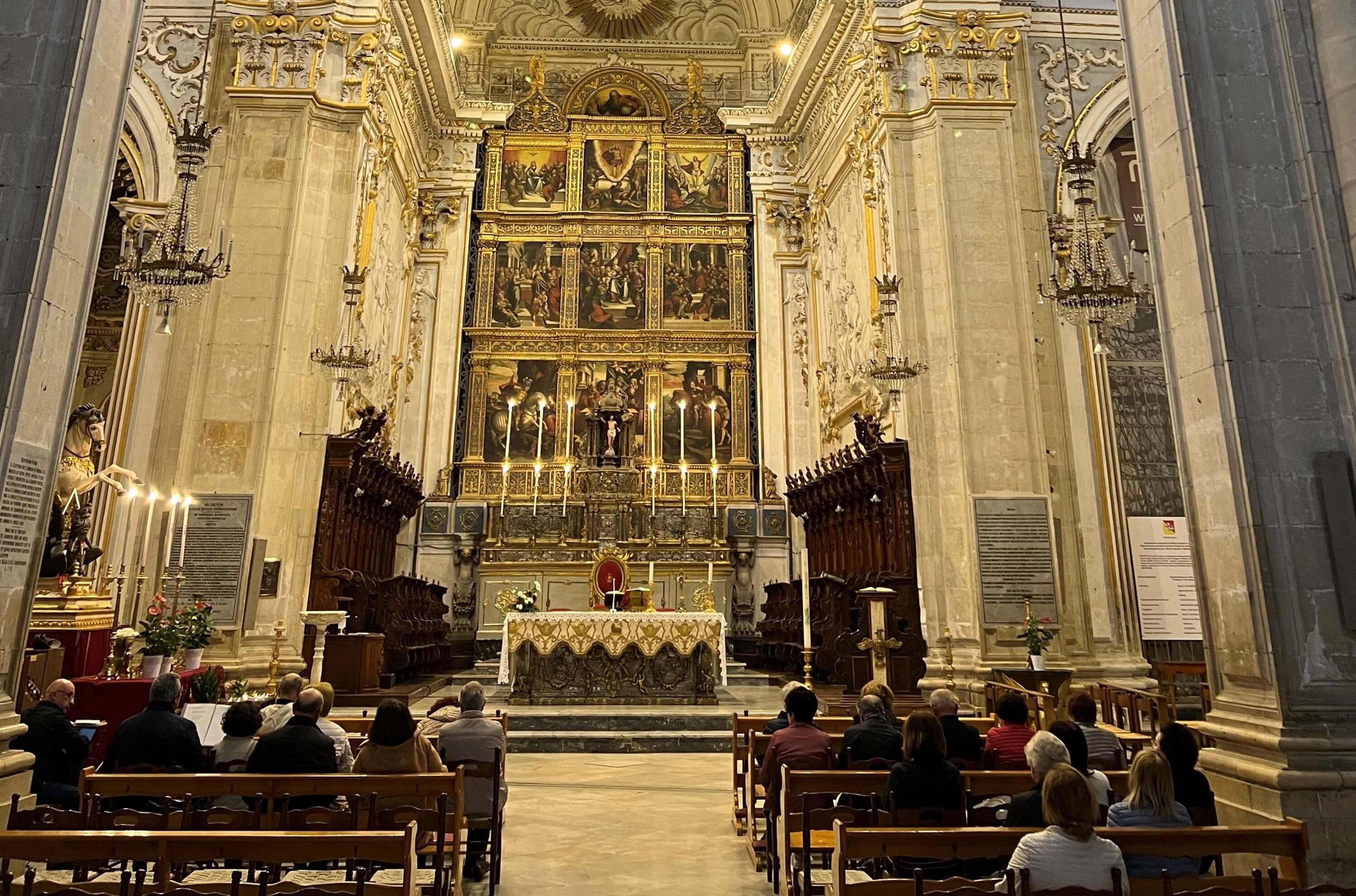 모디카 대성당의 저녁 기도 광경. 사진 제공, 이형규 목사.