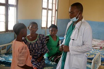 Le Docteur Pierre Omesombo, médecin traitant à l'hôpital général de Tunda, s'entretient avec un patient à Tunda, au Congo. Le pays est l'épicentre d'une épidémie de variole simienne (mpox), représentant 96 % de tous les cas, selon le CDC Afrique. L'établissement médical méthodiste uni dispose d'un laboratoire qui permet un diagnostic rapide de la variole et un suivi efficace de l'épidémie. Photo par Chadrack Tambwe Londe, UM News. Le Docteur Pierre Omesombo, médecin traitant à l'hôpital général de Tunda, s'entretient avec un patient à Tunda, au Congo. Le pays est l'épicentre d'une épidémie de variole simienne (mpox), représentant 96 % de tous les cas, selon le CDC Afrique. L'établissement médical méthodiste uni dispose d'un laboratoire qui permet un diagnostic rapide de la variole et un suivi efficace de l'épidémie. Photo par Chadrack Tambwe Londe, UM News.