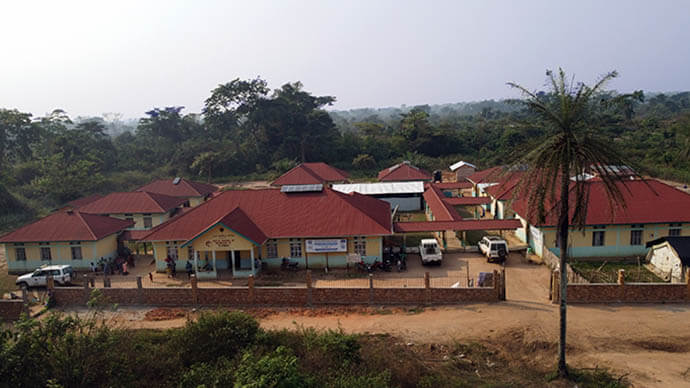 Vista do Hospital de Tunda, uma instalação médica da Metodista Unida em Tunda, Congo, que alberga um laboratório de investigação sobre o mpox. A Igreja Metodista Unida fez uma parceria com o Institut National des Recherches Biomédicales para estabelecer o laboratório. Foto de Chadrack Tambwe Londe, Notícias da MU.