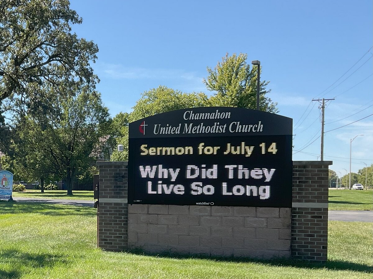 도은배 목사가 섬기는 일리노이주 샤나한 연합감리교회의 디지털 간판(billboard)에 “(창세기의 인물들은) 왜 그토록 오래 살았을까?”라는 제목의 설교를 한다고 쓰여 있다. 사진 제공, 도은배 목사.