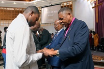 L'évêque du Congo Central Daniel O. Lunge (de droite), l'évêque du Congo Est Gabriel Yemba Unda et d'autres dirigeants épiscopaux prient pour les membres de la communauté de Africa University lors d'un service religieux le 4 septembre dans la chapelle Kwang Lim sur le campus lors de la retraite des collèges épiscopaux d'Afrique à Mutare, au Zimbabwe. Au cours de la réunion qui s'est tenue du 2 au 5 septembre, 11 dirigeants épiscopaux du continent se sont engagés à soutenir la régionalisation mondiale et à rester au sein de l'Église Méthodiste Unie. Photo par Eveline Chikwanah, UM News. L'évêque du Congo Central Daniel O. Lunge (de droite), l'évêque du Congo Est Gabriel Yemba Unda et d'autres dirigeants épiscopaux prient pour les membres de la communauté de Africa University lors d'un service religieux le 4 septembre dans la chapelle Kwang Lim sur le campus lors de la retraite des collèges épiscopaux d'Afrique à Mutare, au Zimbabwe. Au cours de la réunion qui s'est tenue du 2 au 5 septembre, 11 dirigeants épiscopaux du continent se sont engagés à soutenir la régionalisation mondiale et à rester au sein de l'Église Méthodiste Unie. Photo par Eveline Chikwanah, UM News.