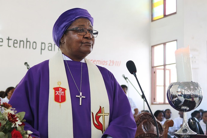 L'évêque Joaquina Filipe Nhanala de la Région Épiscopale du Mozambique a participé au lancement d'une plateforme de dons en ligne pour financer des projets locaux qui soutiennent la santé communautaire, les salaires des pasteurs, les efforts d'évangélisation et plus encore. Photo de João Filimone Sambo, UM News. L'évêque Joaquina Filipe Nhanala de la Région Épiscopale du Mozambique a participé au lancement d'une plateforme de dons en ligne pour financer des projets locaux qui soutiennent la santé communautaire, les salaires des pasteurs, les efforts d'évangélisation et plus encore. Photo de João Filimone Sambo, UM News.