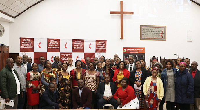 Membros da igreja posam para uma foto no dia 31 de Julho na Igreja Metodista Unida de Malanga em Maputo, Moçambique, após o lançamento do Projecto Avanço Local, uma nova plataforma de doações online. Foto de Roque Facela.
