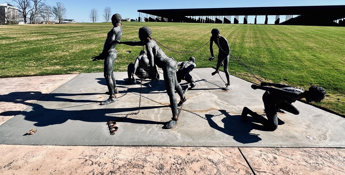 2018년에 개장한 앨라배마주 몽고메리에 위치한 국립평화정의기념관(National Memorial for Peace and Justice)은 흑인 커뮤니티가 역사적으로 겪어온 고통을 기리기 위해 설립한 미국 최초의 기념관이다. 사진의 조각상은 기념관 앞에 설치된 흑인들이 노예로 끌려가는 모습을 형상화한 작품이다. 사진 제공, 김성실 권사, 인종정의실행위원회.