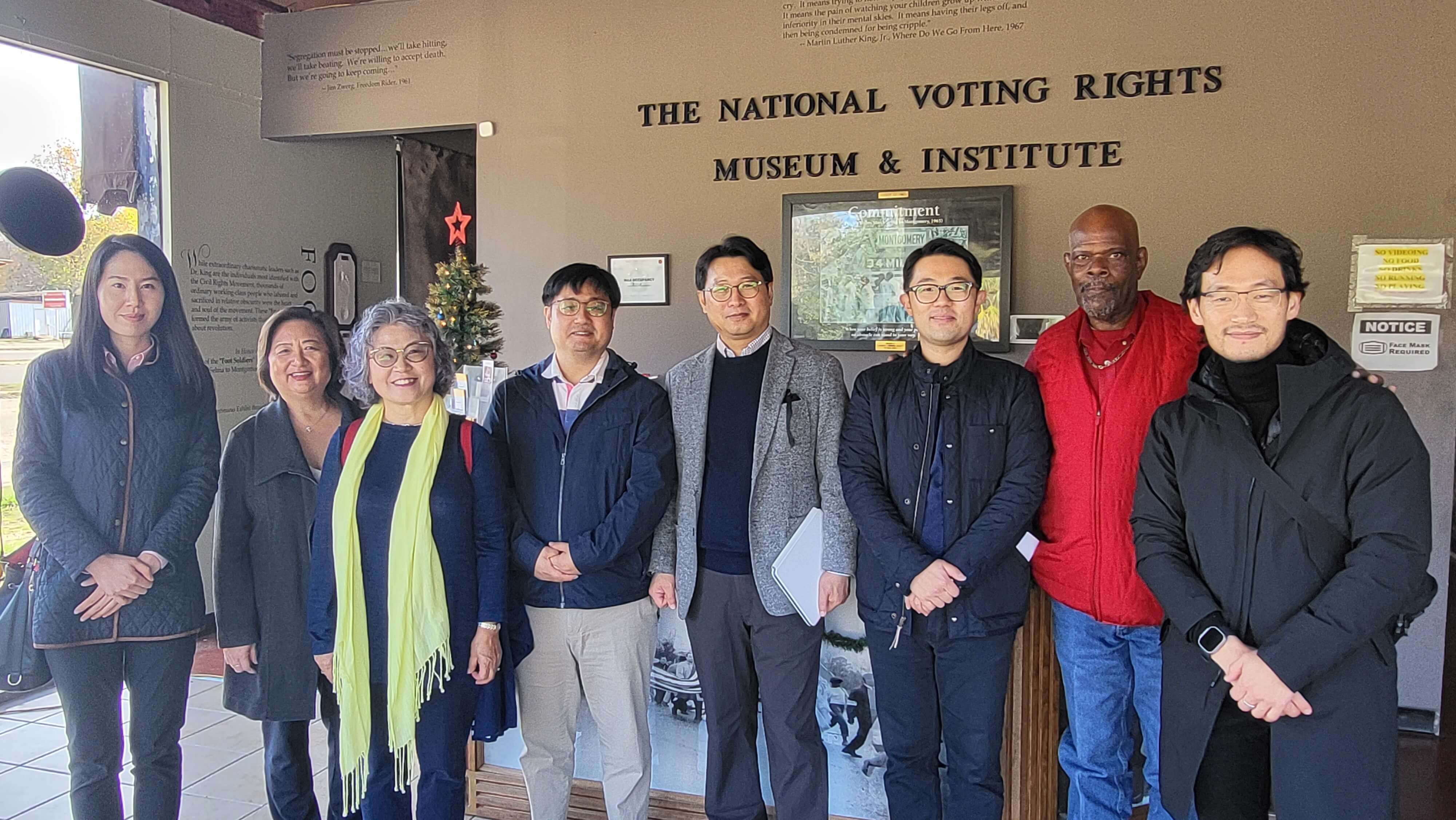 지난 12월 초, (왼쪽부터) 뉴욕 연회의 류혜빈 목사, 여성목회자전국연합회 회장인 뉴잉글랜드 연회의 김자경(Sandra Bonnette-Kim) 목사, 인종정의실행위원회 공동위원장인 연합감리교 여선교회 김성실(Susan S. Kim) 권사, 북가주 연회의 권혁인 목사, 인종정의실행위원회 공동위원장인 뉴욕 연회의 김영동(Steve Kim) 목사, 현장 박물관 안내자, 그리고 북가주의 권조셉 목사 등 인종정의실행위원회 위원들이 흑인 민권 운동(Civil Right Movements) 성지를 순례하던 중, 알라바마 주 셀마에 위치한 투표권리박물관을 방문했다. 사진 제공, 김성실 권사. 