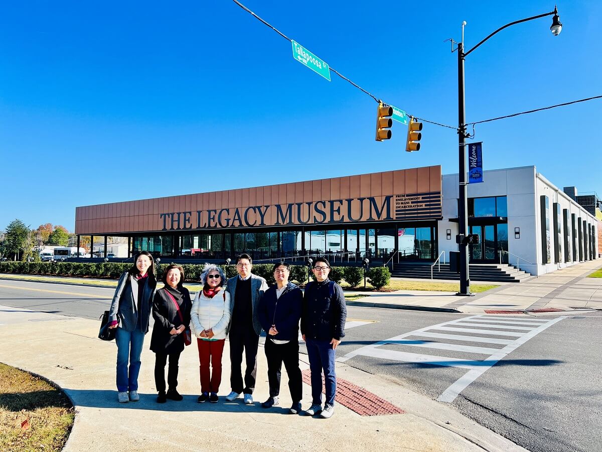 2023년 12월 초, (왼쪽부터) 뉴욕 연회의 류혜빈 목사, 여성목회자전국연합회 회장인 뉴잉글랜드 연회의 김자경(Sandra Bonnette-Kim) 목사, 인종정의실행위원회 공동위원장인 연합감리교 여선교회 김성실(Susan S. Kim) 권사, 북가주 연회의 권혁인 목사, 그리고 뉴욕 연회의 김영동(Steve Kim) 목사 등 인종정의실행위원회 위원들이 흑인 민권 운동(Civil Right Movements) 성지를 순례하던 중, 앨라배마주 몽고메리에 있는 과거 노예창고(salve warehouse)를 개조한 레거시박물관(The Legacy Museum) 앞에 서 있다. 사진 제공, 김성실 권사.