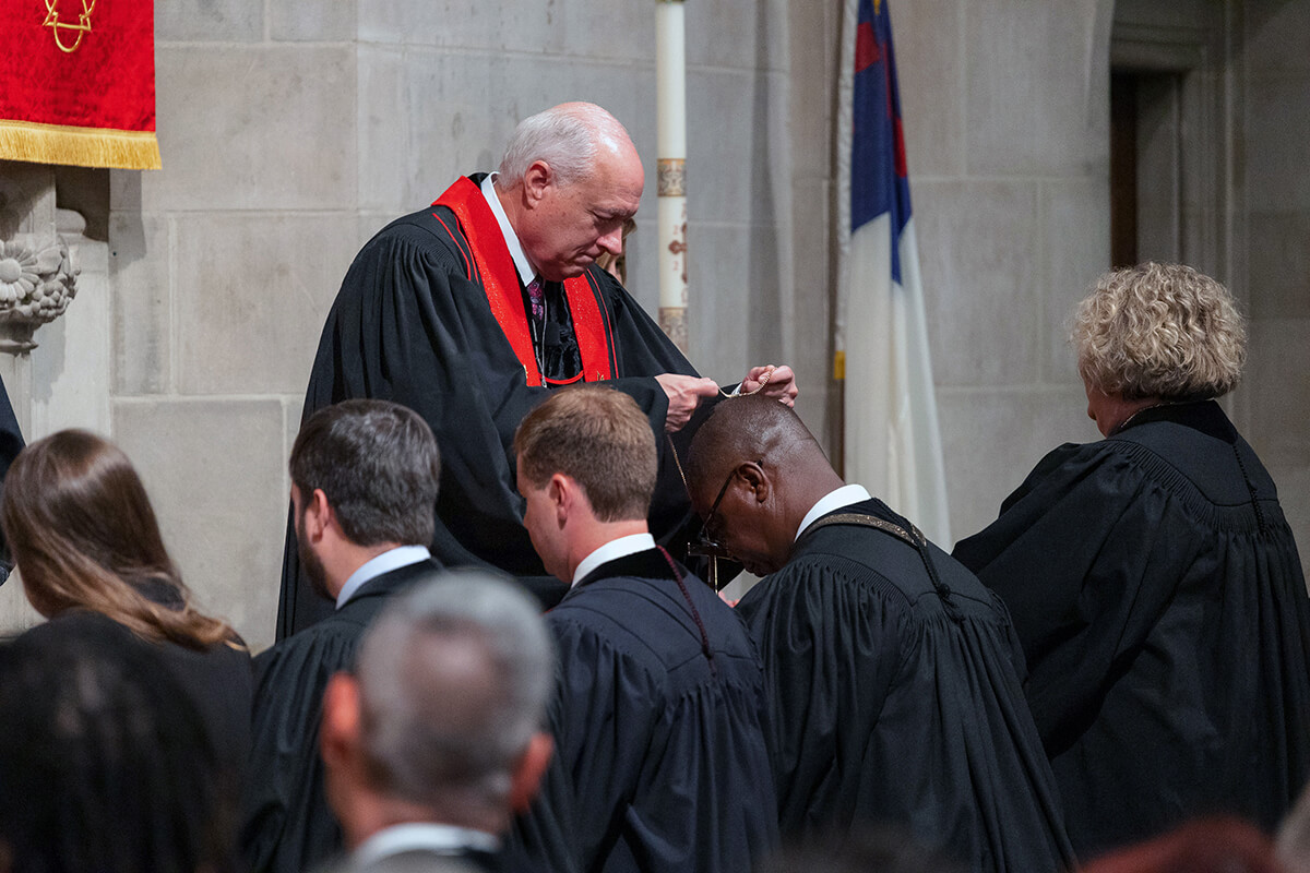 L'évêque David Graves a nommé le révérend Shadreck Kagoro aux côtés de quatre autres anciens provisoires lors de la Conférence Annuelle de l'Alabama et de la Floride en juin. Le Lewis Center for Church Leadership a publié son rapport annuel sur l'âge du clergé. Avec 6,5 % de ses anciens âgés de moins de 35 ans, la Conférence de l'Alabama et de la Floride se situe cette année à la 10e place, ex æquo avec les 53 conférences américaines, pour ce qui est du pourcentage de jeunes anciens. Photo de Luke Lucas, Conférence de l'Alabama et de la Floride occidentale.