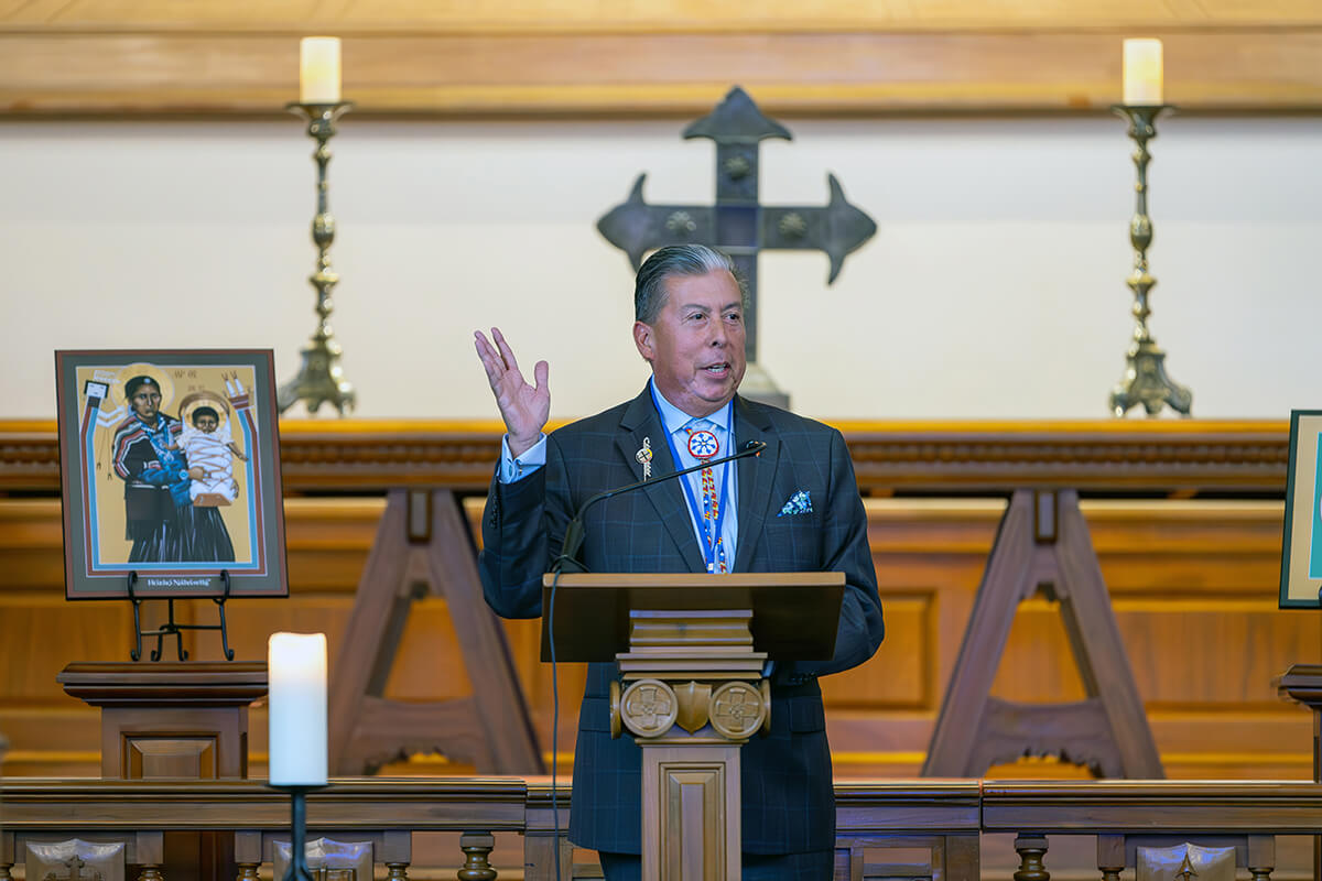 El Obispo David Wilson, presidente del Comité Metodista Unido de Ayuda, dirige el culto de apertura durante la reunión organizativa conjunta de las juntas metodistas unidas de Ministerios Globales y Educación Superior y Ministerio el 14 de octubre en el edificio Denman en Nashville, Tennessee. Foto de Adam Bowers. Junta Metodista Unida de Ministerios Globales.