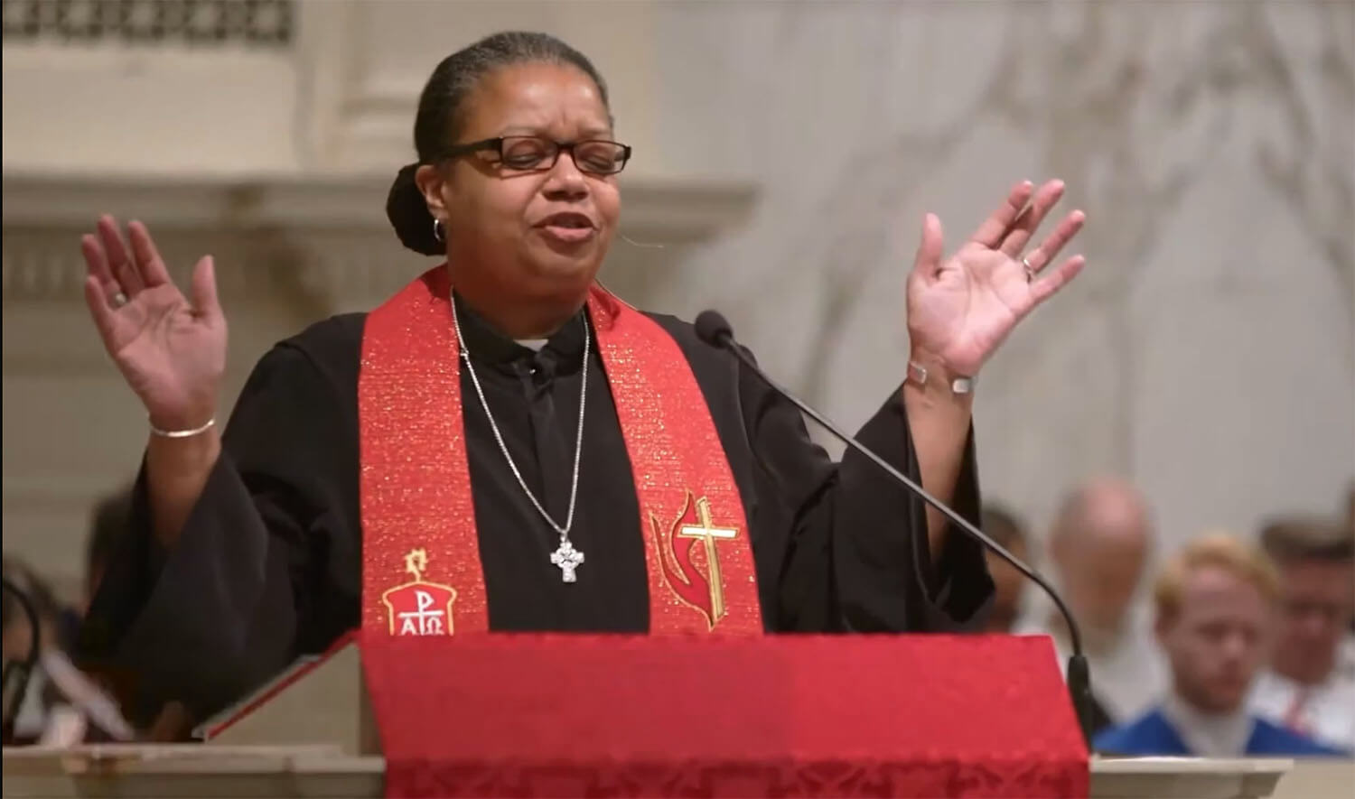 La Obispa Robin Dease, líder del Área Episcopal de Georgia que incluye las conferencias anuales del norte y sur Georgia, hizo un llamado ala oración por el pueblo de este estado, azotado por varios acontecimientos dolorosos en loas ultimas semanas. Captura de pantalla durante el sermón de instalación de la Obispa Robin en la Conferencia Anual del Norte de Georgia.