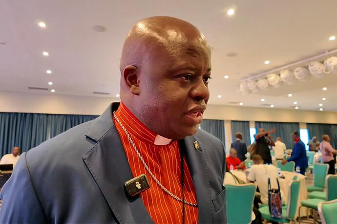 L'évêque Mande Muyombo, qui dirige la Région Épiscopale du Nord-Katanga qui comprend la Tanzanie et certaines parties du Congo, parle dans une interview vidéo après avoir dirigé une formation sur l'histoire et la base biblique de la régionalisation pour un rassemblement de communicateurs méthodistes unis africains et d'autres dirigeants d'église à Dar es Salaam, en Tanzanie. Muyombo est également président de la Table Connexionnelle, qui a contribué à l'élaboration de la législation sur la régionalisation. Capture d'écran de la vidéo par Matt Crum, United Methodist Communications.