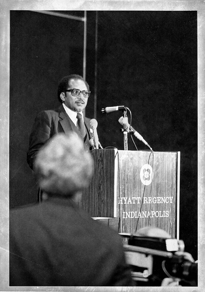 L'évêque Bennie D. Warner tient une conférence de presse lors de la Conférence Générale de 1980 de l'Église Méthodiste Unie. Après avoir été exilé de son Libéria natal, Warner a été pasteur d'églises en Oklahoma, à New York et en Arkansas, avant de prendre sa retraite en tant que surintendant de district. Image reproduite avec l'aimable autorisation de la Commission générale des archives et de l'histoire.